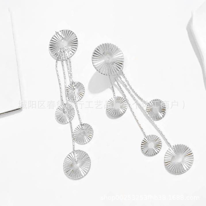 Versatile Women s Hammer Geometric Round Fringed Earrings Trend Personality Temperament Women s Earrings срібло сірий колір
Versatile Women s Hammer Geometric Round Fringed Earrings Trend Personality Temperament Women s Earrings срібло сірий колір