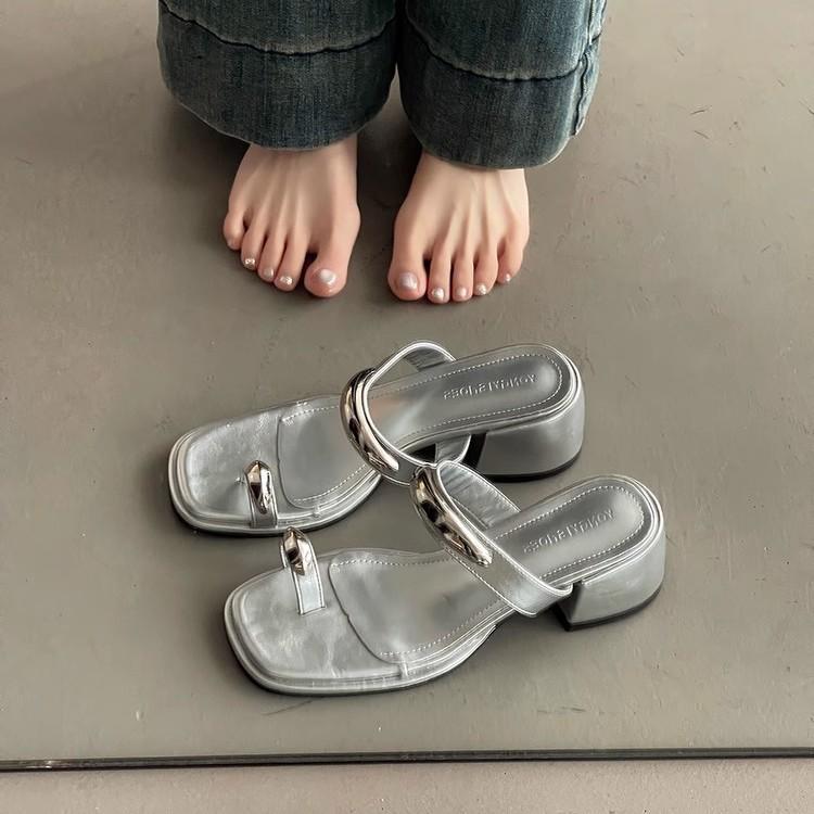 Summer new fashion set toe herringbone wedge shoes metal fasteners fashion versatile light luxury square head high heel sandals 35 чорний
Summer new fashion set toe herringbone wedge shoes metal fasteners fashion versatile light luxury square head high heel sandals 35 чорний