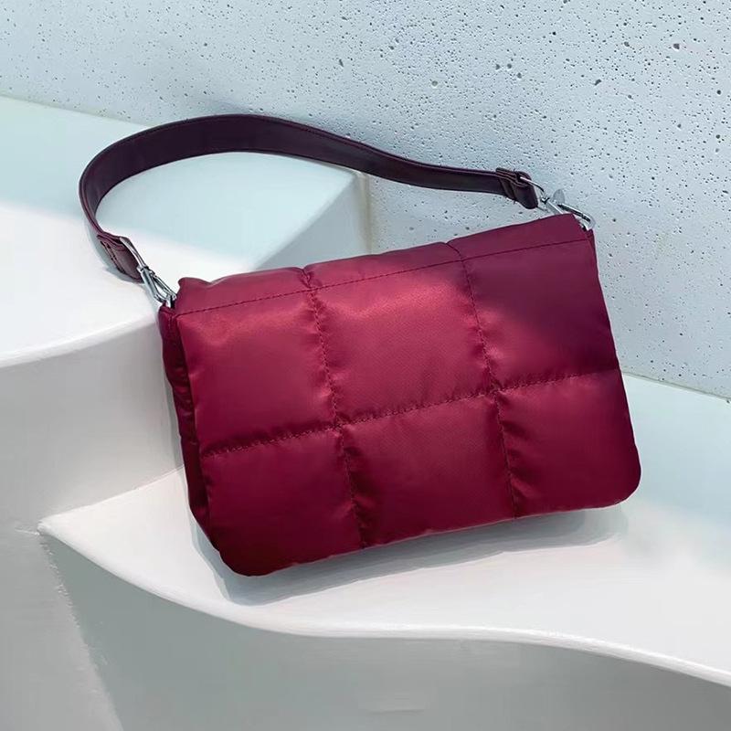 Новая женская нейлоновая сумка через плечо, сложенная, с вышитыми ромбами, сумка подмышкой, нишевый дизайн, простые сумки
Новая женская нейлоновая сумка через плечо, сложенная, с вышитыми ромбами, сумка подмышкой, нишевый дизайн, простые сумки