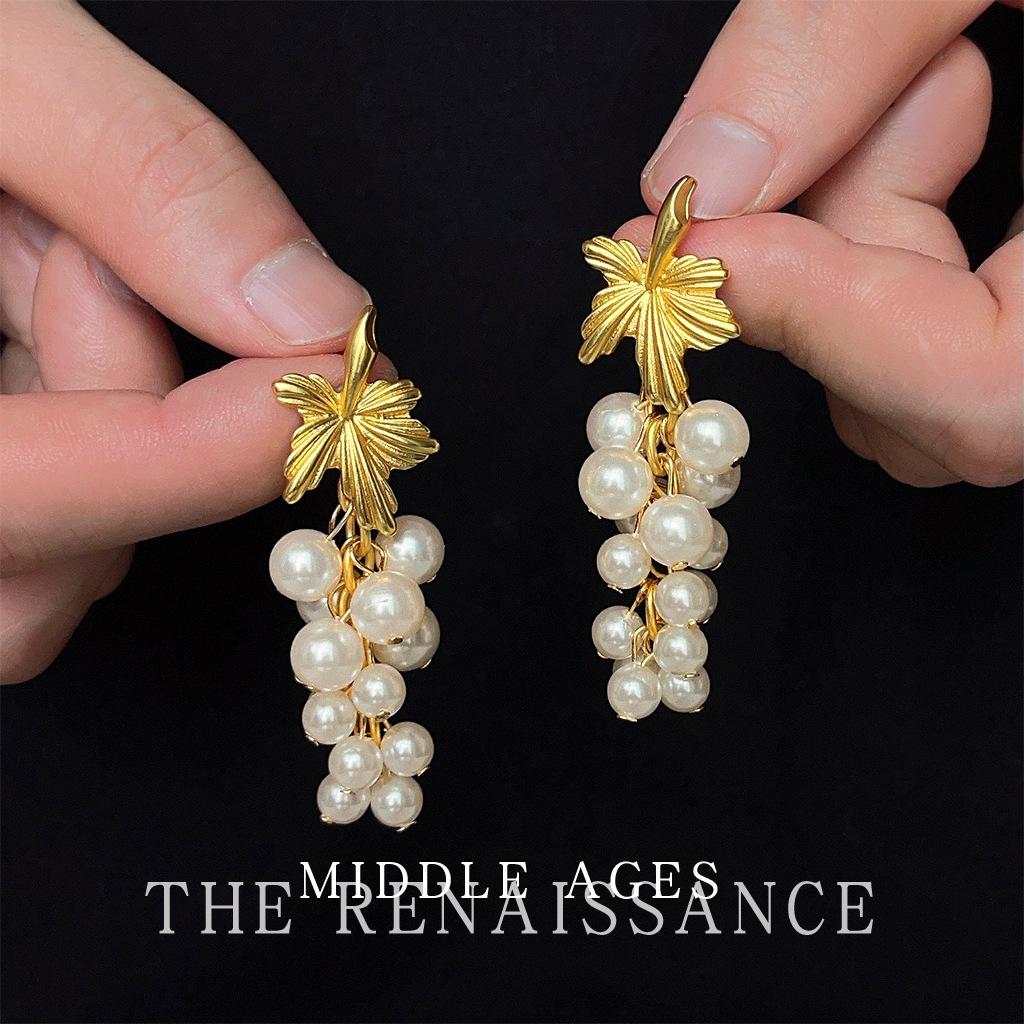 French retro court style handmade glass pearl fringed earrings gentle temperament grape leaf design earrings
French retro court style handmade glass pearl fringed earrings gentle temperament grape leaf design earrings