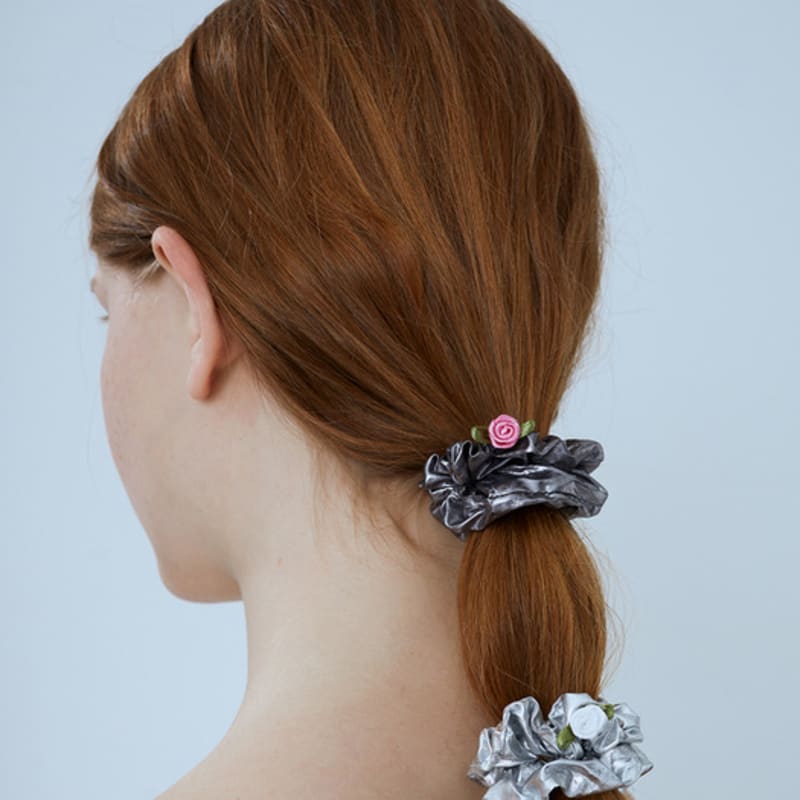 mellotory rose metal scrunchie (deep gray) Deep gray
mellotory rose metal scrunchie (deep gray) Deep gray