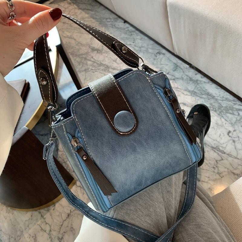 Chic Wide-strap Spring Autumn Shoulder Bag For Women Stylish Crossbody Purse синій
Chic Wide-strap Spring Autumn Shoulder Bag For Women Stylish Crossbody Purse синій