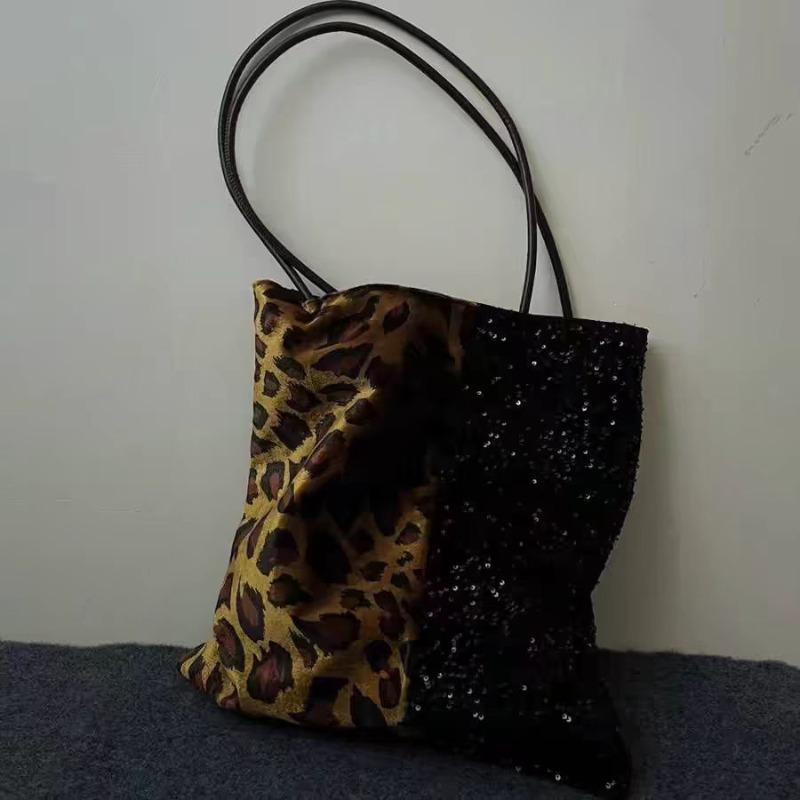 Autumn and winter niche fashionable animal pattern silk retro leopard print sequins tote bag shoulder bag Floatody original
Autumn and winter niche fashionable animal pattern silk retro leopard print sequins tote bag shoulder bag Floatody original