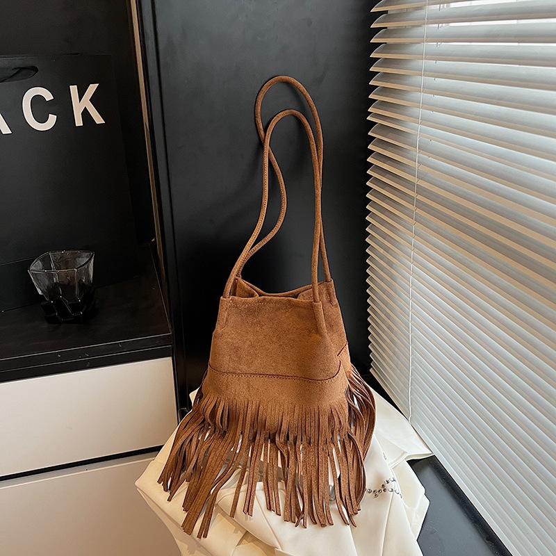 Осенне-зимняя ретро матовая сумка женская повседневная универсальная сумка-мессенджер богемная сумка с бахромой
Осенне-зимняя ретро матовая сумка женская повседневная универсальная сумка-мессенджер богемная сумка с бахромой