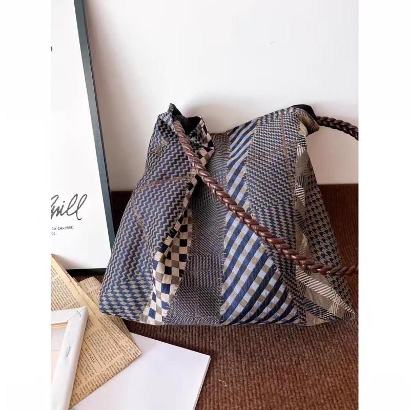 New original linen embroidery flower petals shoulder tote bag spring and summer versatile simple literary bag
New original linen embroidery flower petals shoulder tote bag spring and summer versatile simple literary bag