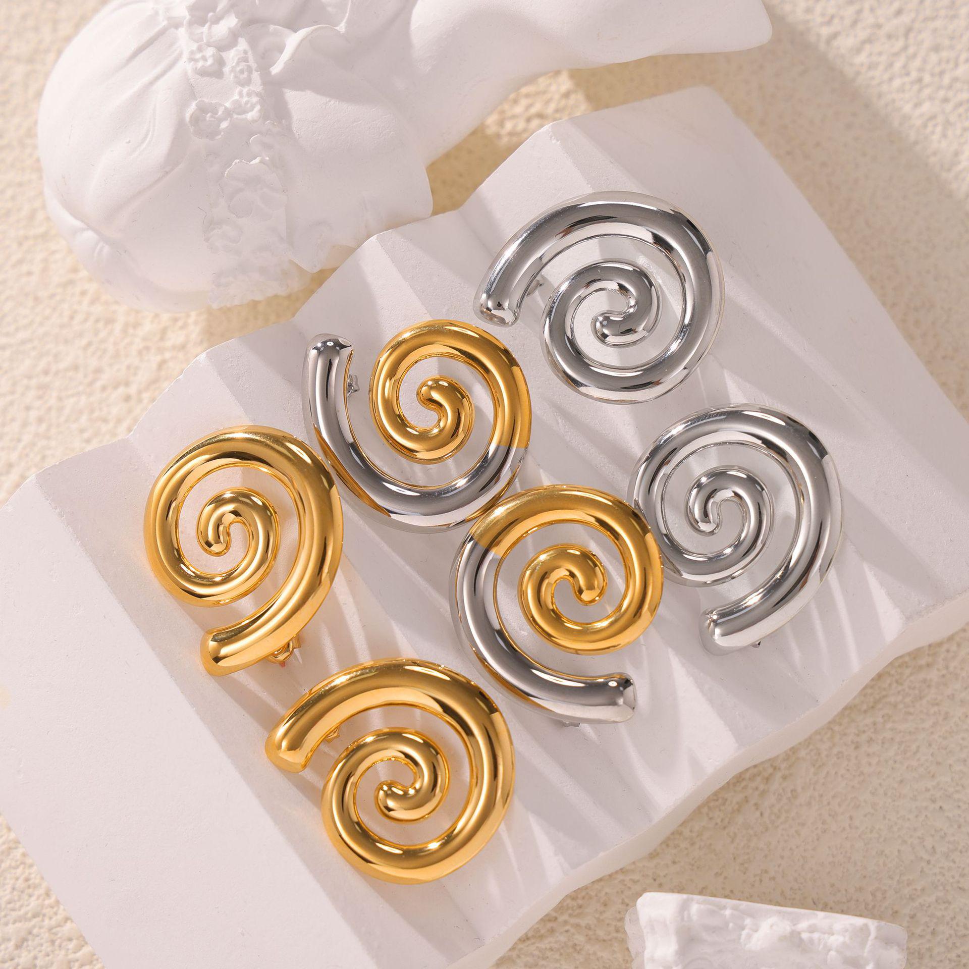 Trendy 18K Gold-Plated Titanium Steel Rotating Threaded Stud Earrings with Color Block Design, Non-Fading.
Trendy 18K Gold-Plated Titanium Steel Rotating Threaded Stud Earrings with Color Block Design, Non-Fading.