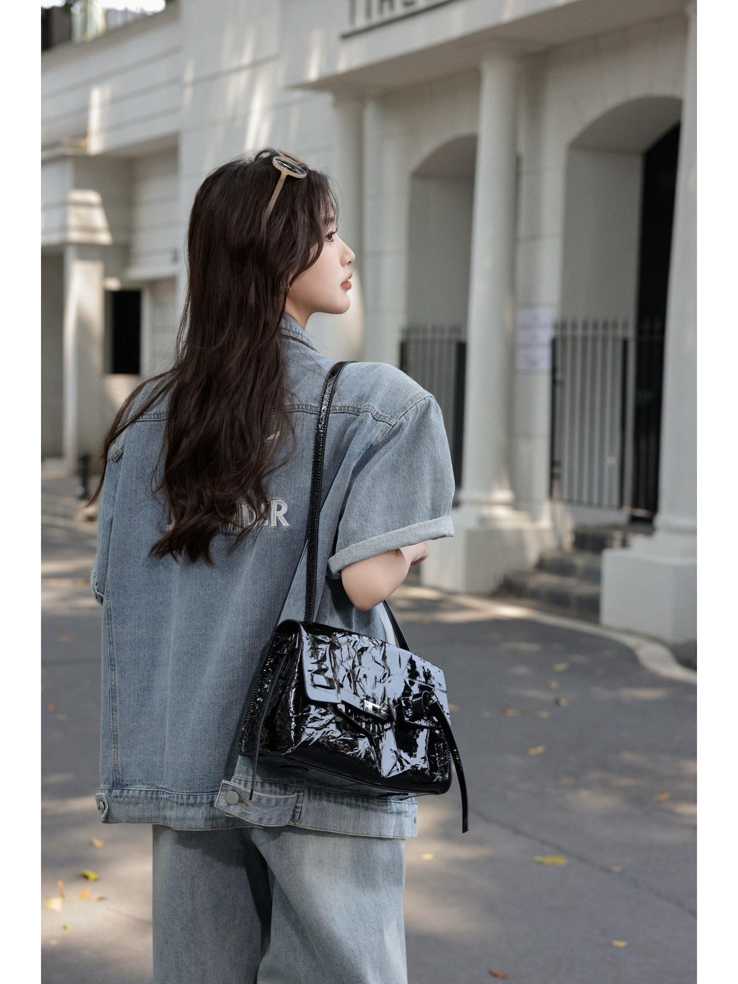 Women s Genuine Leather Korean Style Retro Shoulder Bag - Versatile, Single Strap, Wrinkled Cowhide, Fixed Shape, Niche Design 26x17x11 Gray
Women s Genuine Leather Korean Style Retro Shoulder Bag - Versatile, Single Strap, Wrinkled Cowhide, Fixed Shape, Niche Design 26x17x11 Gray