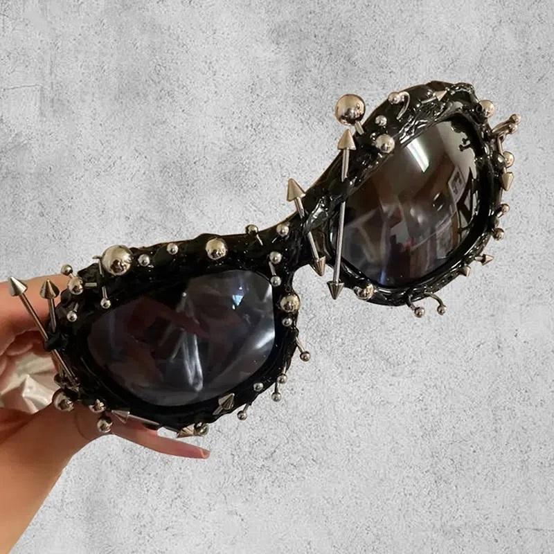 Trendy Fashionable Punk Vinyl Glasses For Men And Women Unique Style Retro Black Eyewear Stylish Glasses For Daily Wear And Special Occasions срібний
Trendy Fashionable Punk Vinyl Glasses For Men And Women Unique Style Retro Black Eyewear Stylish Glasses For Daily Wear And Special Occasions срібний