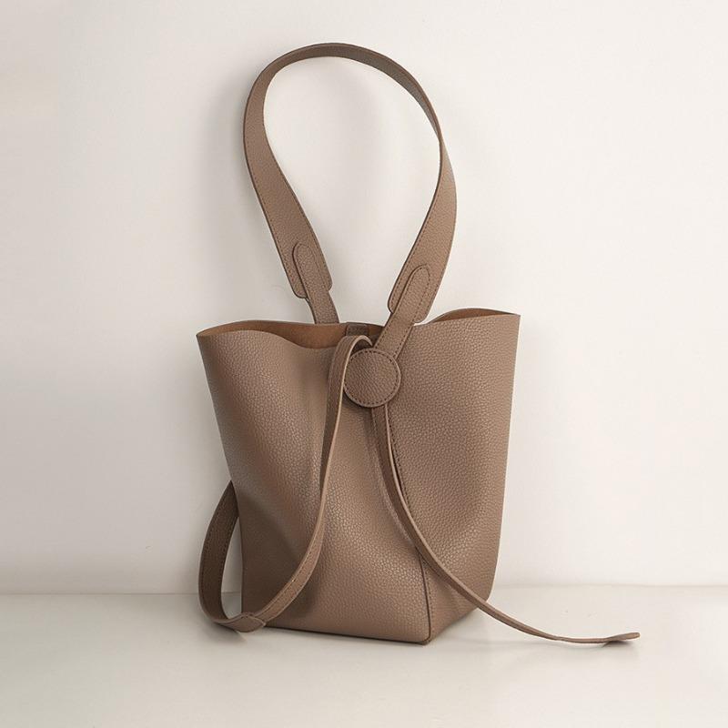 Портативная сумка-ведро ретро универсальная из натуральной коровьей кожи на плечо под мышку большая вместимость нишевая для通勤 женская сумка 27X15X25cm with inner bag
Портативная сумка-ведро ретро универсальная из натуральной коровьей кожи на плечо под мышку большая вместимость нишевая для通勤 женская сумка 27X15X25cm with inner bag