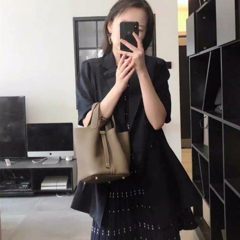 Сумка-тоут, корзина для овощей, женская сумка, мягкая кожаная сумка-ведро из искусственной кожи, переносная сумка для детей и мам 18x13x18cm серый
Сумка-тоут, корзина для овощей, женская сумка, мягкая кожаная сумка-ведро из искусственной кожи, переносная сумка для детей и мам 18x13x18cm серый