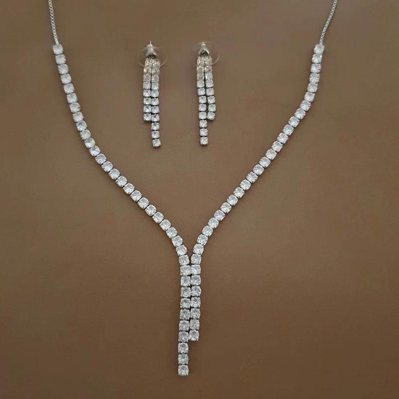 Retro Rhinestone Necklace Set with Tassel Earrings: Elegant and Versatile Women s Jewelry
Retro Rhinestone Necklace Set with Tassel Earrings: Elegant and Versatile Women s Jewelry