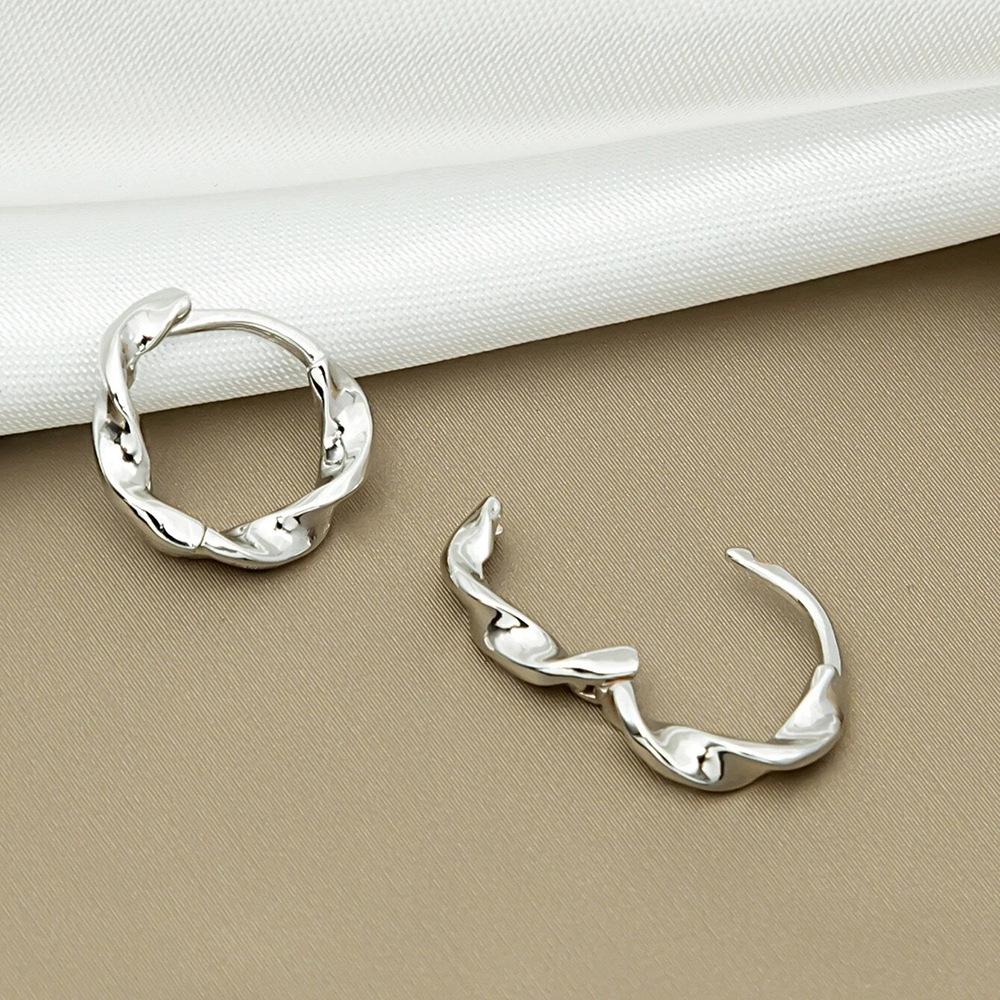 Геометрические полые серьги-кольца с застежкой Мебиус, украшения для ушей серебряный
Геометрические полые серьги-кольца с застежкой Мебиус, украшения для ушей серебряный
