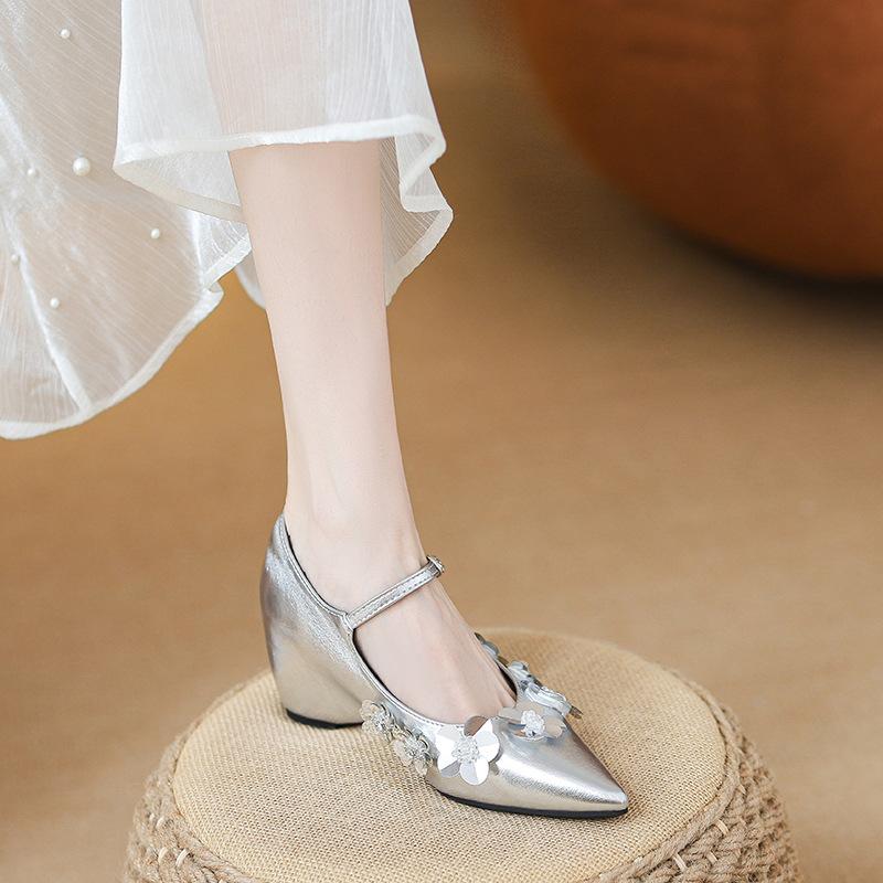 Celebrity daughter wind shoes inner height increase pointed tip with sequined flowers beautiful silver single shoes women s summer 2025 34
Celebrity daughter wind shoes inner height increase pointed tip with sequined flowers beautiful silver single shoes women s summer 2025 34