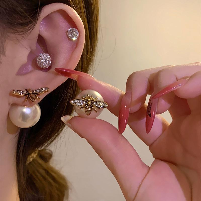 Bee pearl front and rear two earrings literary and artistic fan temperament high-end stud earrings fashion light luxury earrings
Bee pearl front and rear two earrings literary and artistic fan temperament high-end stud earrings fashion light luxury earrings