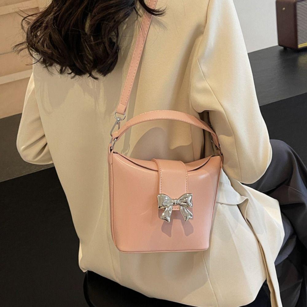 Solid Color Silver Bucket Bag Pu Leather Women s Shoulder Bag Trendy Bow Buckle PU Bag Women срібний
Solid Color Silver Bucket Bag Pu Leather Women s Shoulder Bag Trendy Bow Buckle PU Bag Women срібний