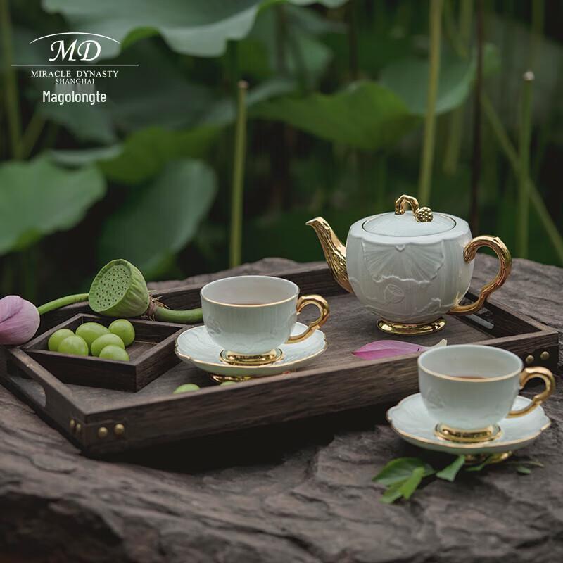 Marguerite Fudelian Sheng Lotus Pod 6-Piece Tea Set
Marguerite Fudelian Sheng Lotus Pod 6-Piece Tea Set