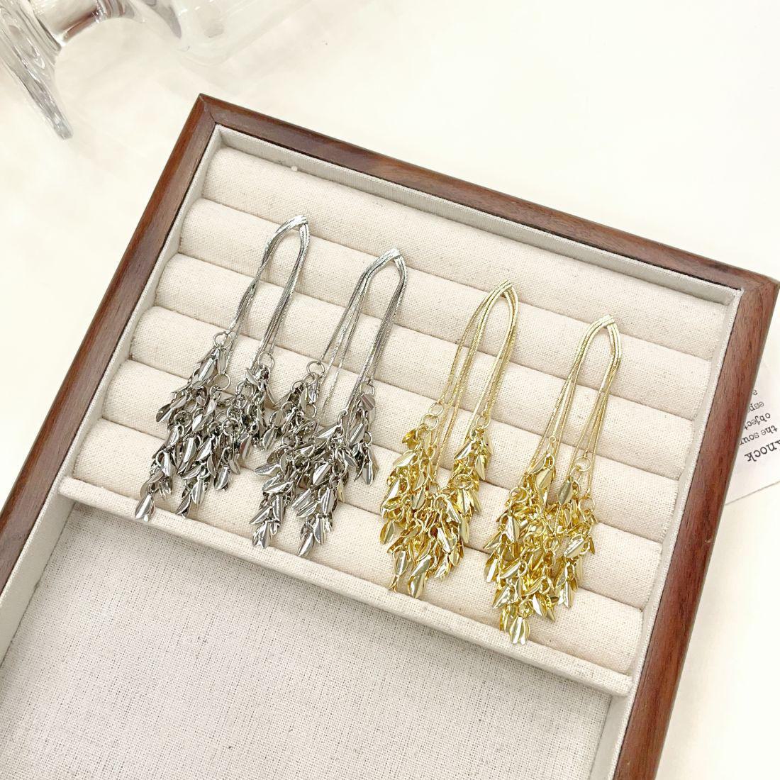 Elegant French Tassel Earrings: Unique, High-End Design for Women Leaf Tassel Earrings срібний
Elegant French Tassel Earrings: Unique, High-End Design for Women Leaf Tassel Earrings срібний