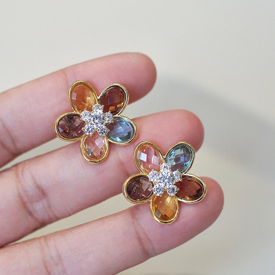 Zircon flower retro earrings niche light luxury temperament earrings versatile fashion high sense earrings women
Zircon flower retro earrings niche light luxury temperament earrings versatile fashion high sense earrings women