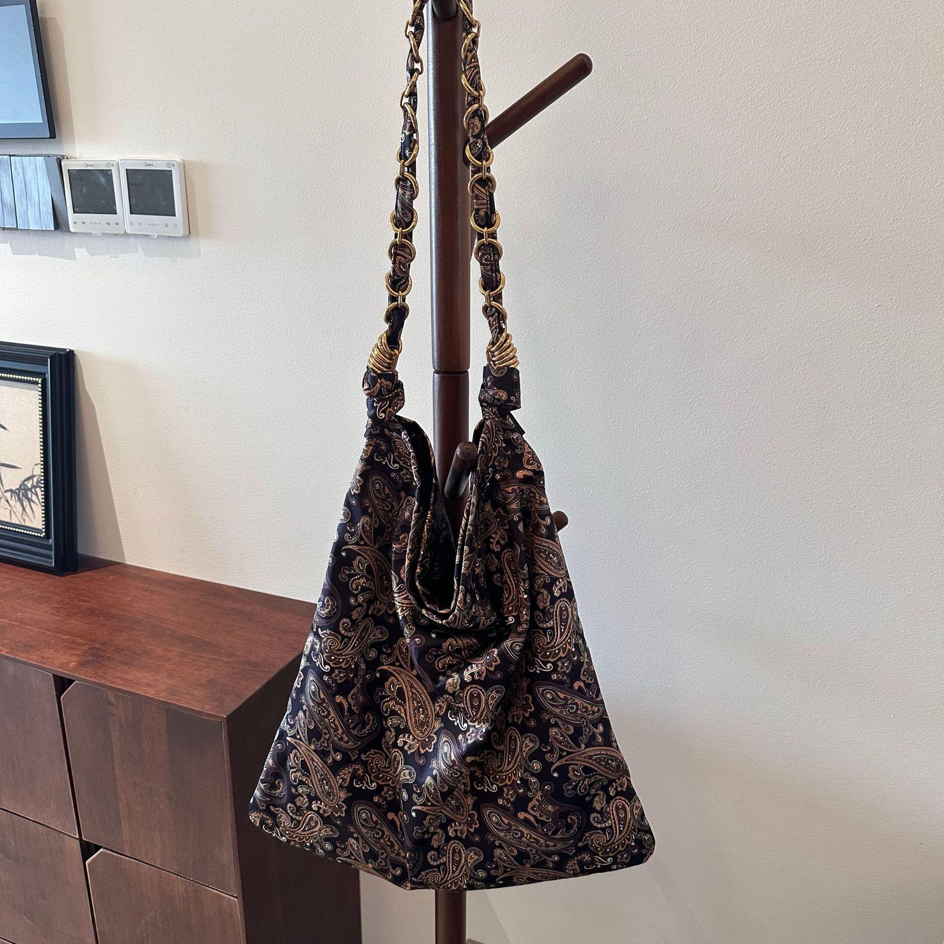 Women S Bag Retro Tote Bag Fashion Chain Large Capacity Shoulder Bag Cashew Flower Handbag Pattern Casual Bag
Women S Bag Retro Tote Bag Fashion Chain Large Capacity Shoulder Bag Cashew Flower Handbag Pattern Casual Bag