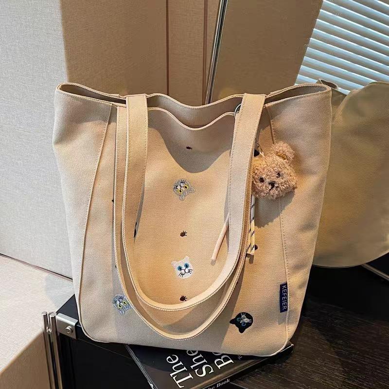 Cute Embroidery Cartoon Canvas Shoulder Bag Simple Casual Large Capacity Vintage Commuter Tote for Women KTB бежевий
Cute Embroidery Cartoon Canvas Shoulder Bag Simple Casual Large Capacity Vintage Commuter Tote for Women KTB бежевий