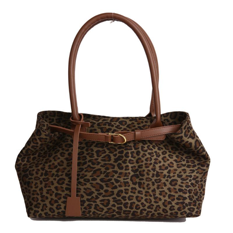 Niche leopard print tote bag women s bag high-end texture foreign style handbag casual shoulder armpit bag зелений
Niche leopard print tote bag women s bag high-end texture foreign style handbag casual shoulder armpit bag зелений