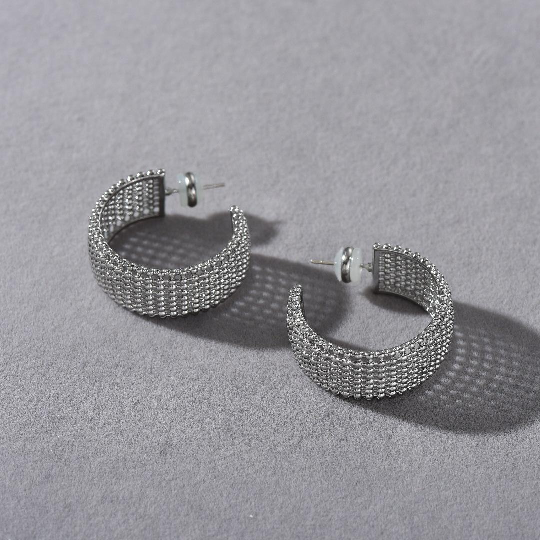 French Textured Lace G Ring Hollow Ball Beads C-Shaped Exaggerated Earrings Metal Copper Gold-Plated S925 Silver Needle Earrings
French Textured Lace G Ring Hollow Ball Beads C-Shaped Exaggerated Earrings Metal Copper Gold-Plated S925 Silver Needle Earrings