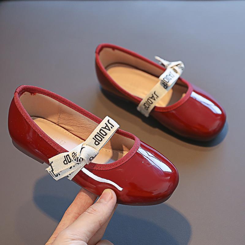2025 Spring and Autumn Girls Small Leather Shoes Princess Shoes Little Girls Medium and Older Children Doudou Shoes Soft Sole Baby Children s Singl 25 yards inner length (16.2cm) червоний
2025 Spring and Autumn Girls Small Leather Shoes Princess Shoes Little Girls Medium and Older Children Doudou Shoes Soft Sole Baby Children s Singl 25 yards inner length (16.2cm) червоний