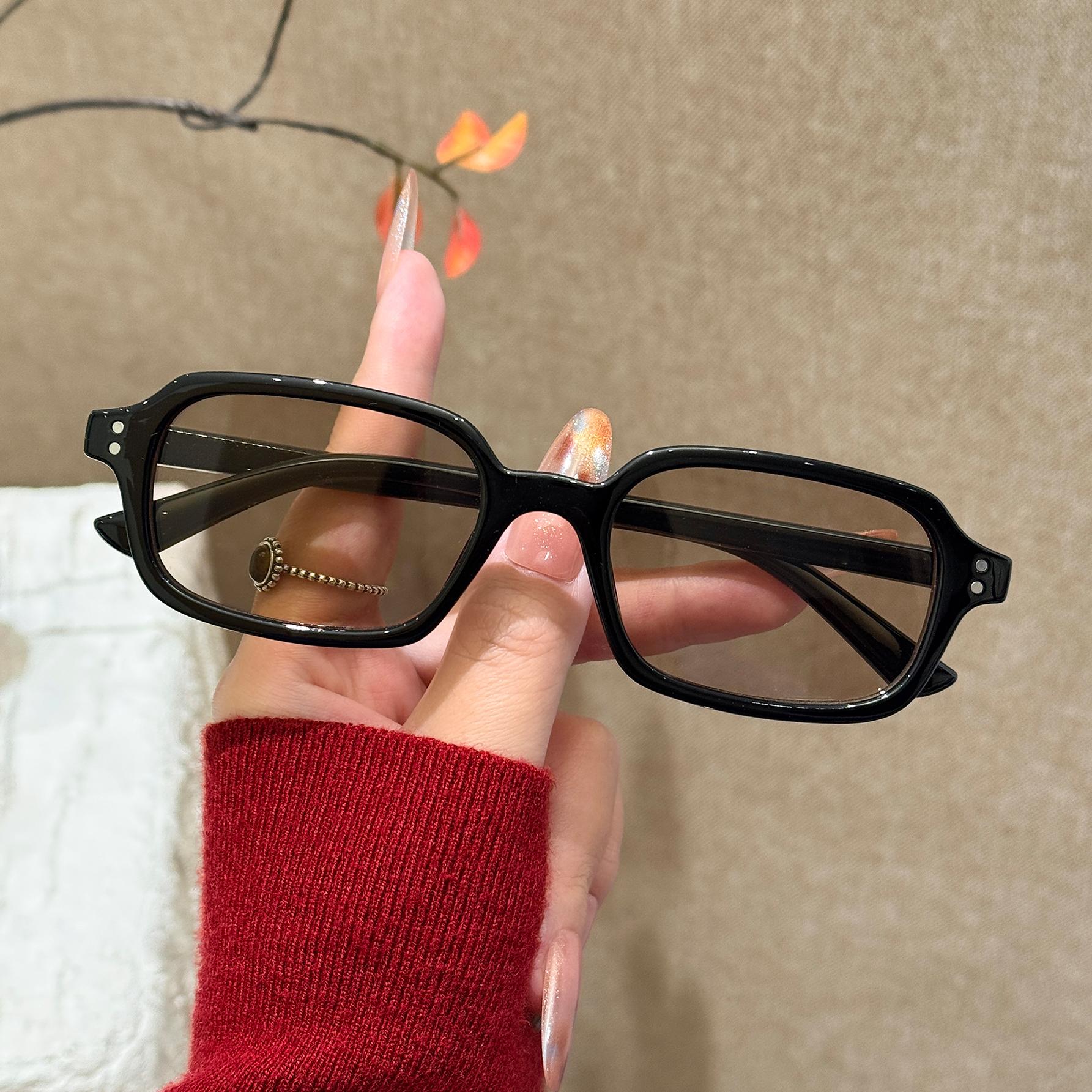1Pc Rectangular Fashion Glasses with a Simple Retro Style, Suitable for Daily Wear, Street Photography, and Driving
1Pc Rectangular Fashion Glasses with a Simple Retro Style, Suitable for Daily Wear, Street Photography, and Driving