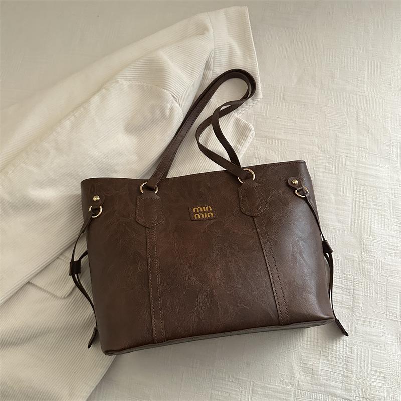 New simple shoulder bag trendy versatile commuter tote bag shoulder bag popular women s handbag коричневий
New simple shoulder bag trendy versatile commuter tote bag shoulder bag popular women s handbag коричневий