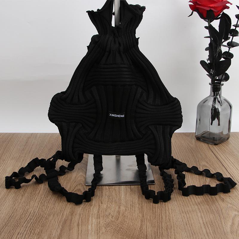 Корейская плиссированная сумка-рюкзак в стиле Квон Нара 28*30 cm чёрный
Корейская плиссированная сумка-рюкзак в стиле Квон Нара 28*30 cm чёрный