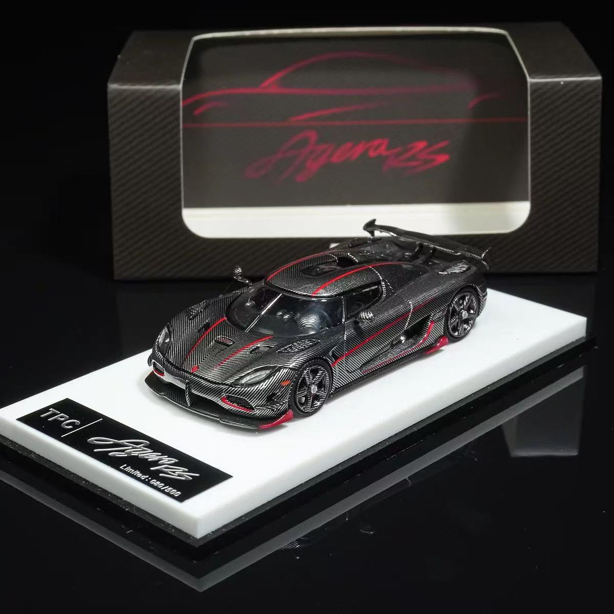 TPC 1/64 RS Carbon Fiber Red Stripe Limited Edition Alloy Full-Open collectible Car Model чорний
TPC 1/64 RS Carbon Fiber Red Stripe Limited Edition Alloy Full-Open collectible Car Model чорний