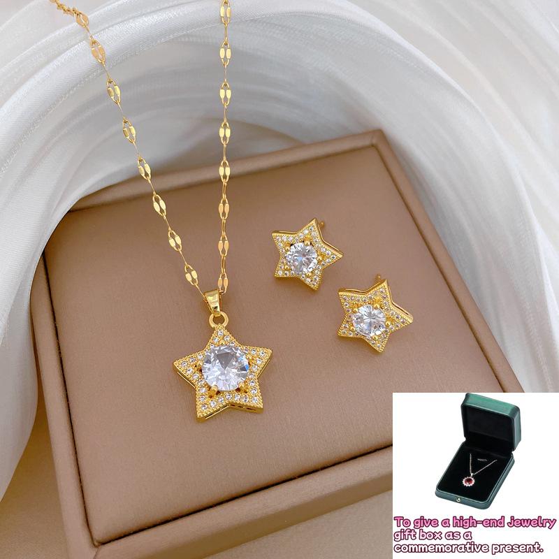 Ожерелье из циркония с пентаграммой, серьги, комплект колец, легкий роскошный характер, сочетание серег и аксессуаров.
Ожерелье из циркония с пентаграммой, серьги, комплект колец, легкий роскошный характер, сочетание серег и аксессуаров.