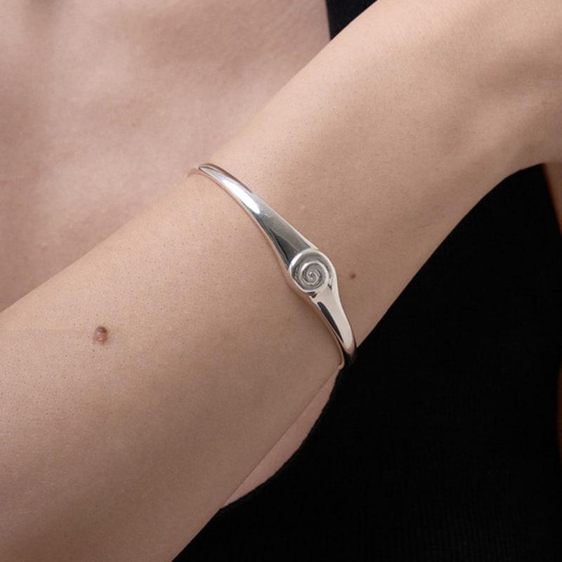 TIERNO B.006/SHELL BANGLE BRACELET silver
TIERNO B.006/SHELL BANGLE BRACELET silver