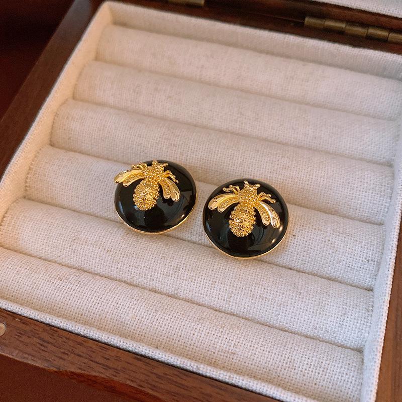 Винтажные ретро серьги-пусеты Серебряная игла - Элегантные, универсальные, высококлассные серьги в придворном стиле.
Винтажные ретро серьги-пусеты Серебряная игла - Элегантные, универсальные, высококлассные серьги в придворном стиле.