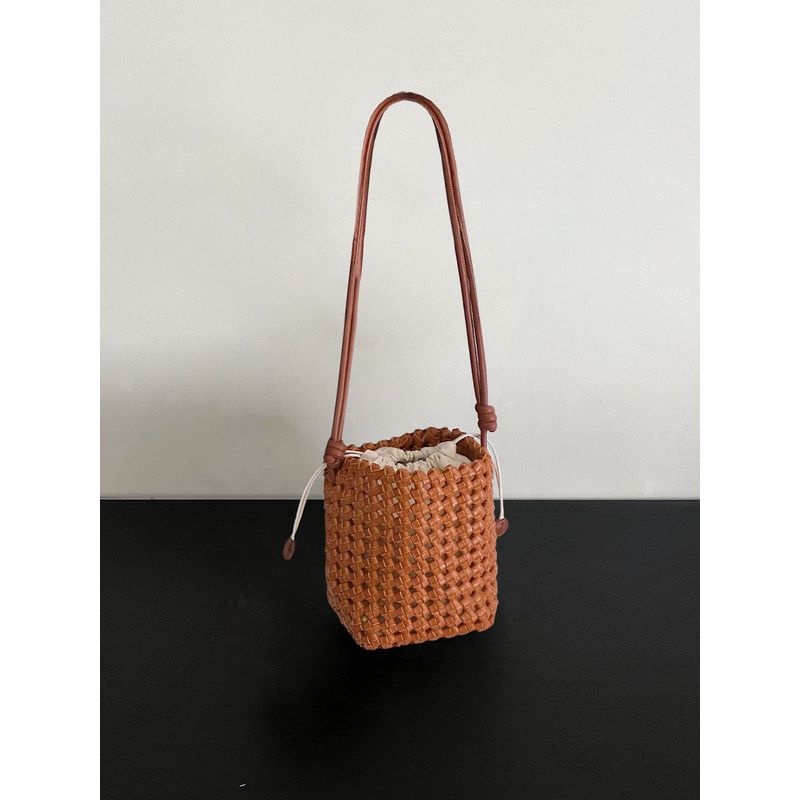 Полая плетеная сумка-ведро Женская 2025 Новая Высококачественная Универсальная Кожаная Портативная Наплечная Сумка-Мессенджер Под Мышку Caramel Brown
Полая плетеная сумка-ведро Женская 2025 Новая Высококачественная Универсальная Кожаная Портативная Наплечная Сумка-Мессенджер Под Мышку Caramel Brown