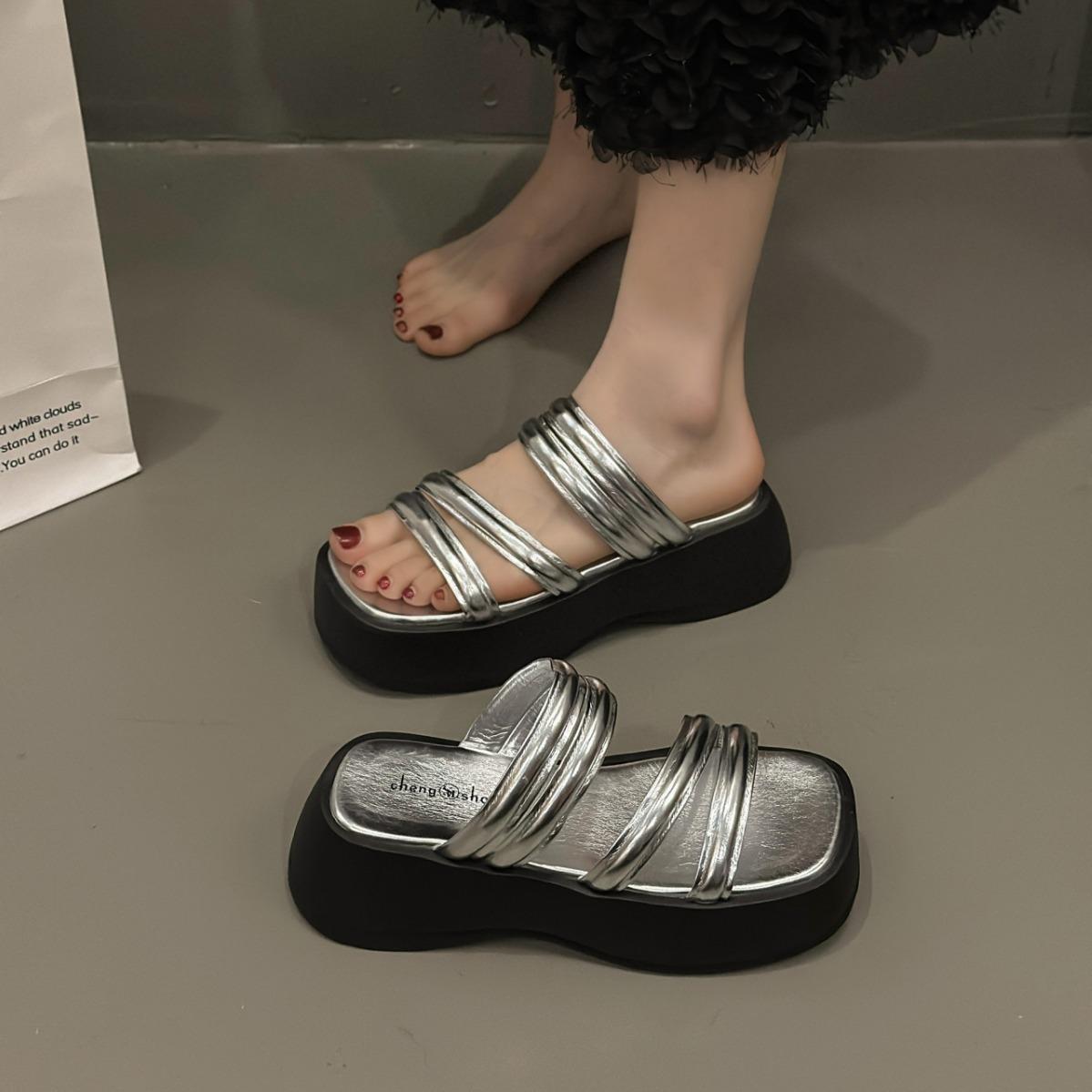 Platform muffin black slippers women s shoes wear 2024 spring and summer new French beach vacation Roman sandals 35 чёрный
Platform muffin black slippers women s shoes wear 2024 spring and summer new French beach vacation Roman sandals 35 чёрный