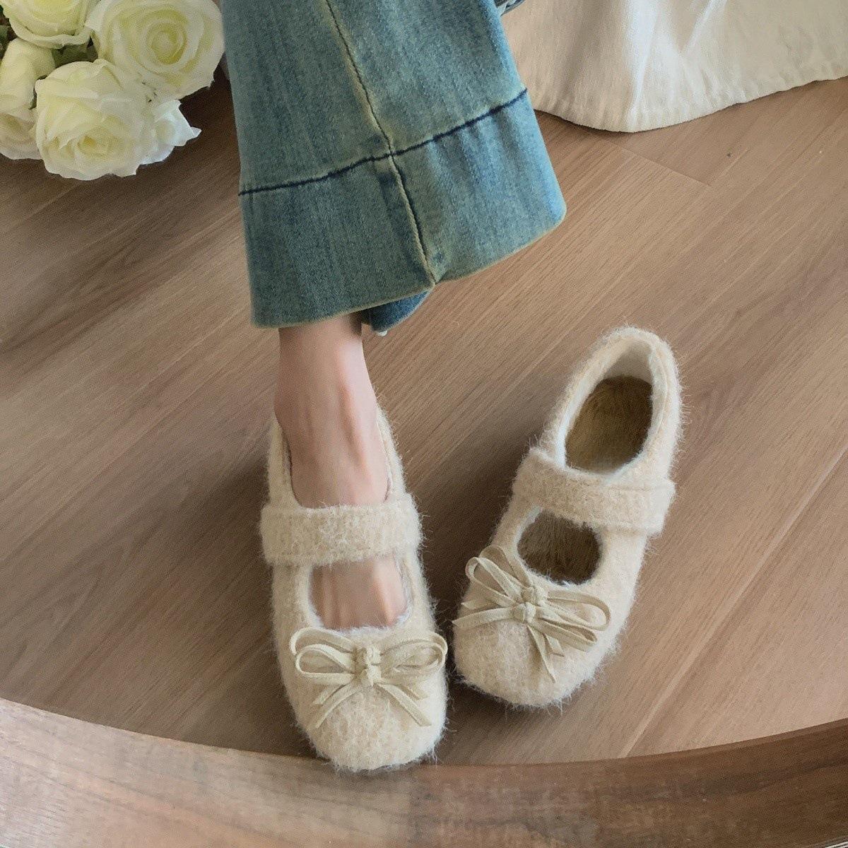Inner height increase bow fairy wind fluff shoes women s outer wear season small man velvet Mary Jane single shoes 40 абрикосовий
Inner height increase bow fairy wind fluff shoes women s outer wear season small man velvet Mary Jane single shoes 40 абрикосовий