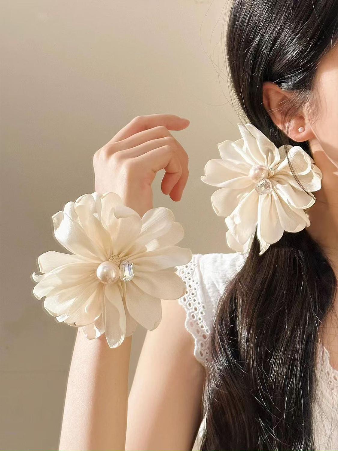 1pc Korean delicate white flower pearl large intestine hair ring, girl s side low ponytail hair tie head rope flower headdress
1pc Korean delicate white flower pearl large intestine hair ring, girl s side low ponytail hair tie head rope flower headdress