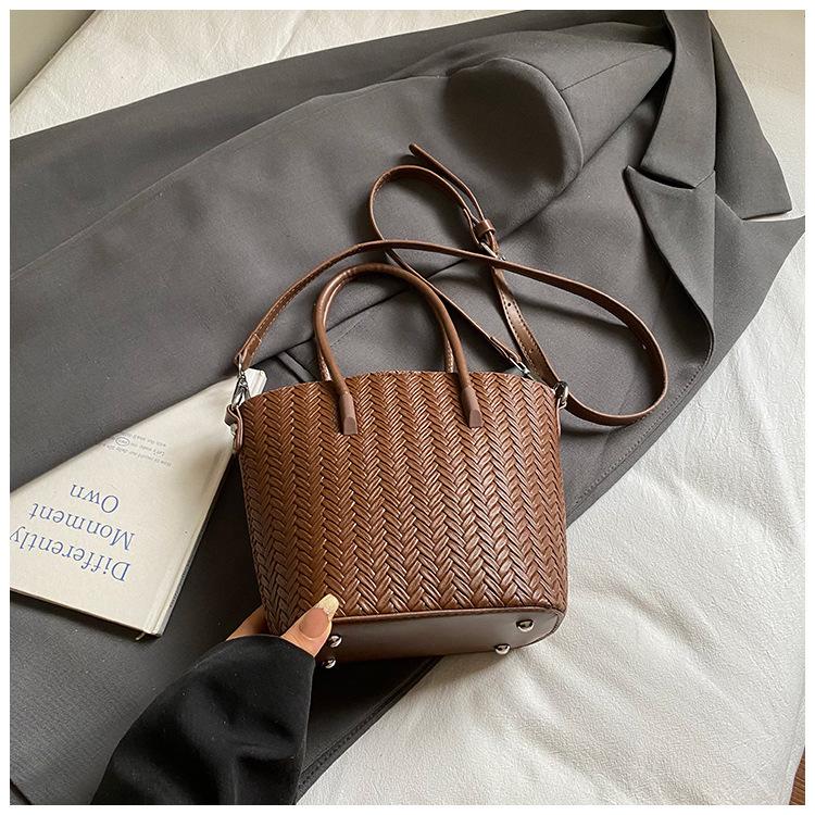 Women s bag 2025 autumn new fashion foreign style woven shoulder messenger bag large capacity commuter bucket bag small square bag
Women s bag 2025 autumn new fashion foreign style woven shoulder messenger bag large capacity commuter bucket bag small square bag