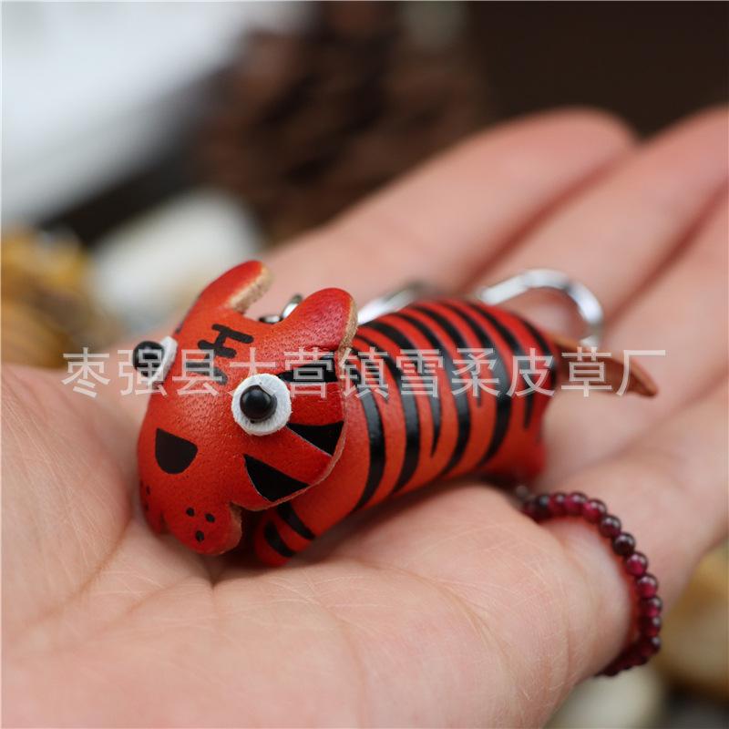 First Layer Cowhide Tiger Car Keychain Zodiac Tiger Bag Pendant Creative Small Gift Couple Model помаранчевий
First Layer Cowhide Tiger Car Keychain Zodiac Tiger Bag Pendant Creative Small Gift Couple Model помаранчевий