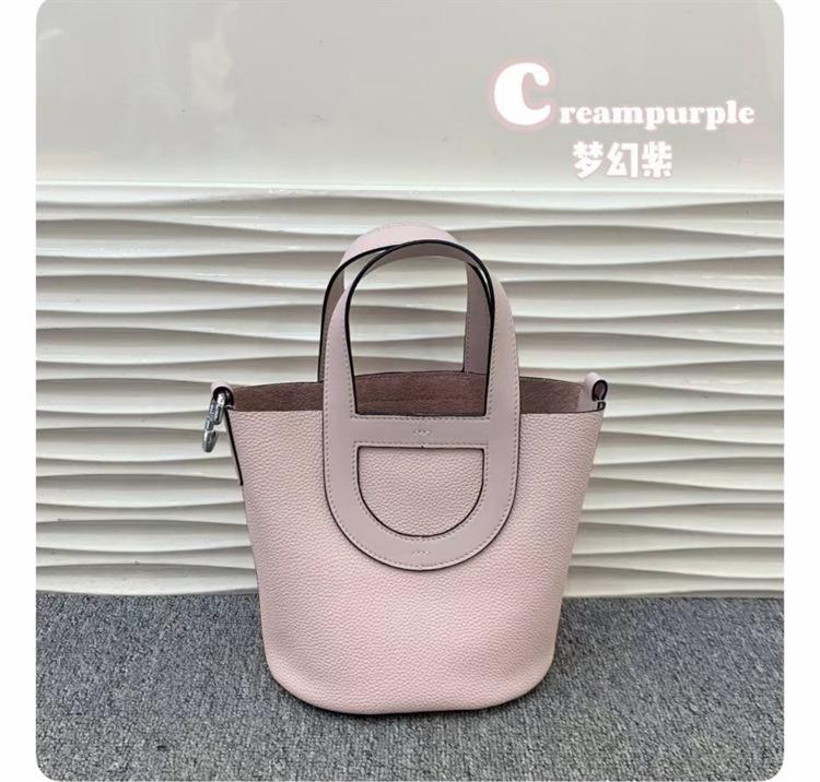 2026 New togo first layer cowhide pig nose vegetable basket bucket bag simple temperament large capacity portable women s bag 18X12X20CM
2026 New togo first layer cowhide pig nose vegetable basket bucket bag simple temperament large capacity portable women s bag 18X12X20CM