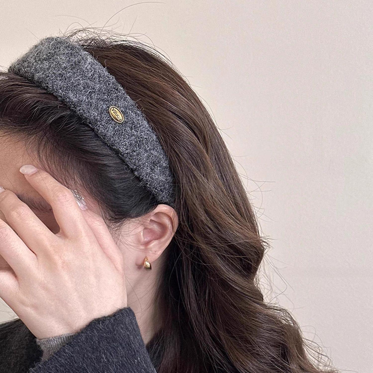 Autumn/Winter Gold Logo Woolen Plush Wide-Brimmed Women s Elegant Headband серый
Autumn/Winter Gold Logo Woolen Plush Wide-Brimmed Women s Elegant Headband серый