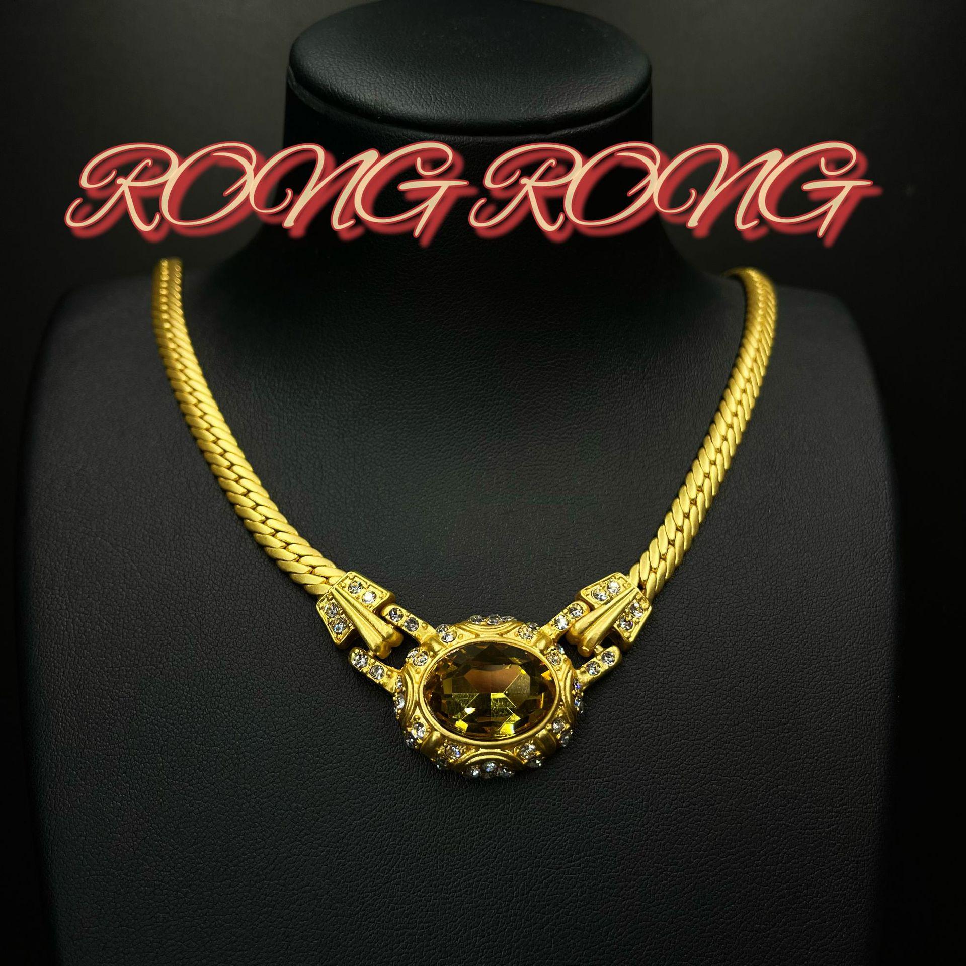 Vintage Court-Style Gold Chain Necklace with European and American Retro Charm and Diamond-Set Luxury Details
Vintage Court-Style Gold Chain Necklace with European and American Retro Charm and Diamond-Set Luxury Details