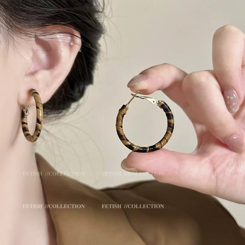 European and American retro leopard print big earrings sweet and cool stud earrings women s light luxury earrings autumn and winter unique earrings
European and American retro leopard print big earrings sweet and cool stud earrings women s light luxury earrings autumn and winter unique earrings