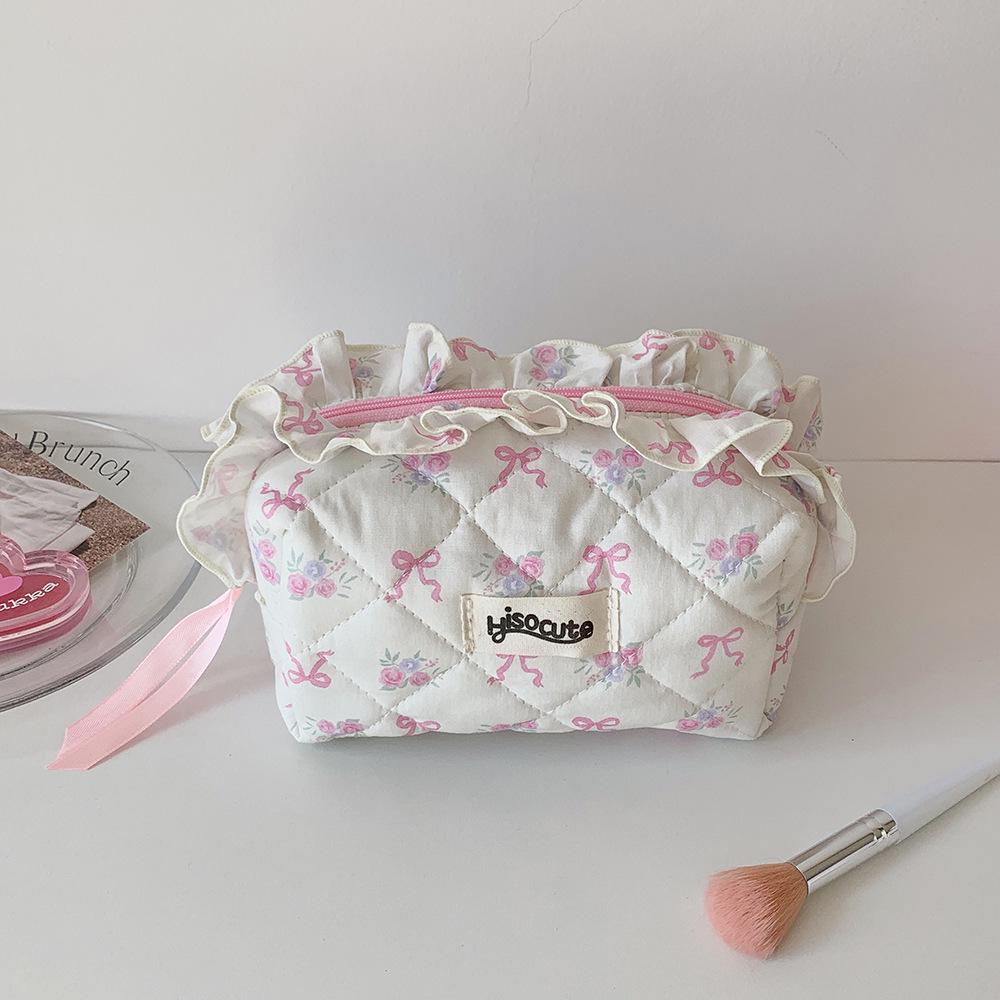 Quilted Lace Bow Pencil Case & Cosmetic Bag – Large Capacity Travel Toiletry Storage белый
Quilted Lace Bow Pencil Case & Cosmetic Bag – Large Capacity Travel Toiletry Storage белый