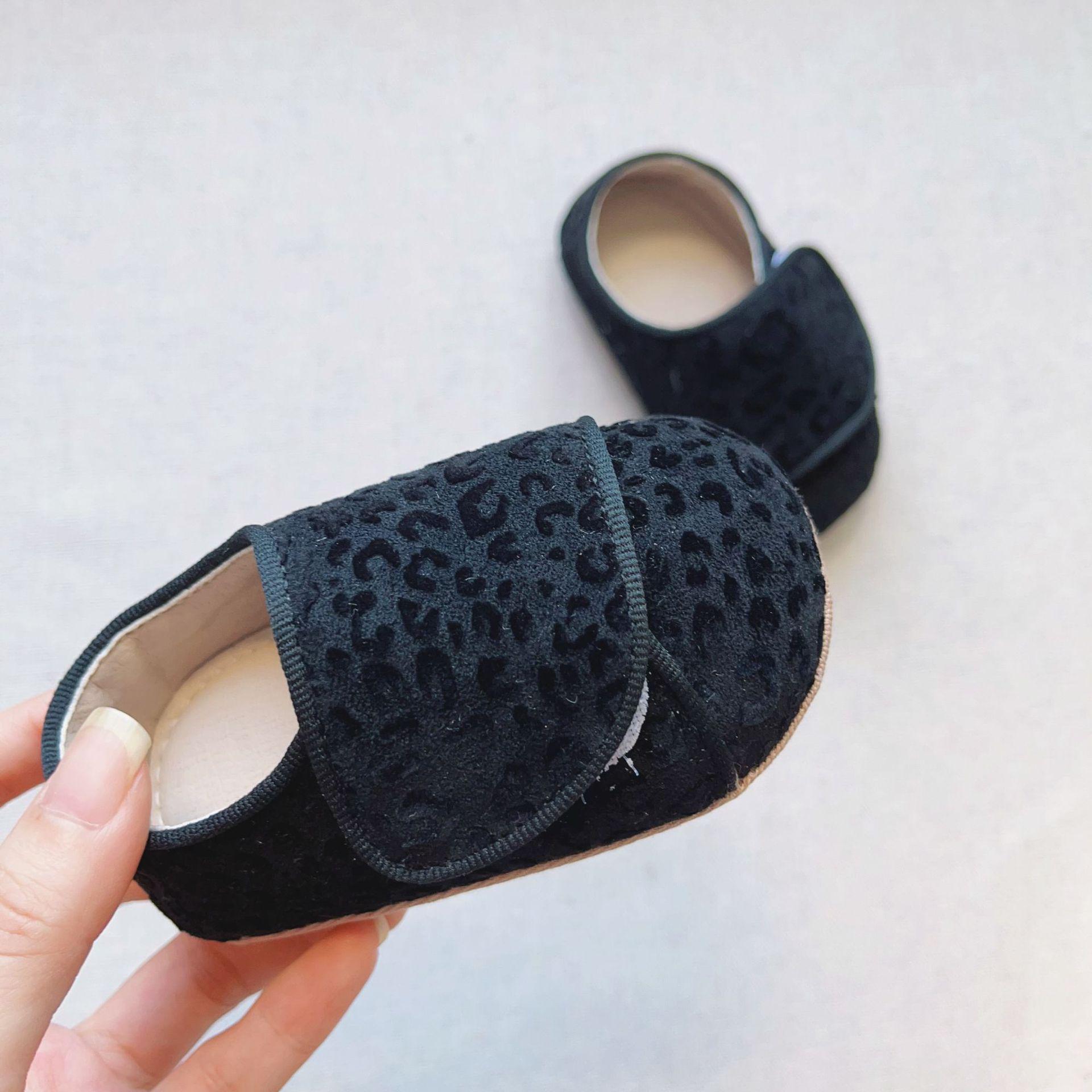 Корейские туфли-липучки для малышей - Нескользящая мягкая подошва, 3D-флокирование, Леопардовый принт S (11 cm) чёрный
Корейские туфли-липучки для малышей - Нескользящая мягкая подошва, 3D-флокирование, Леопардовый принт S (11 cm) чёрный