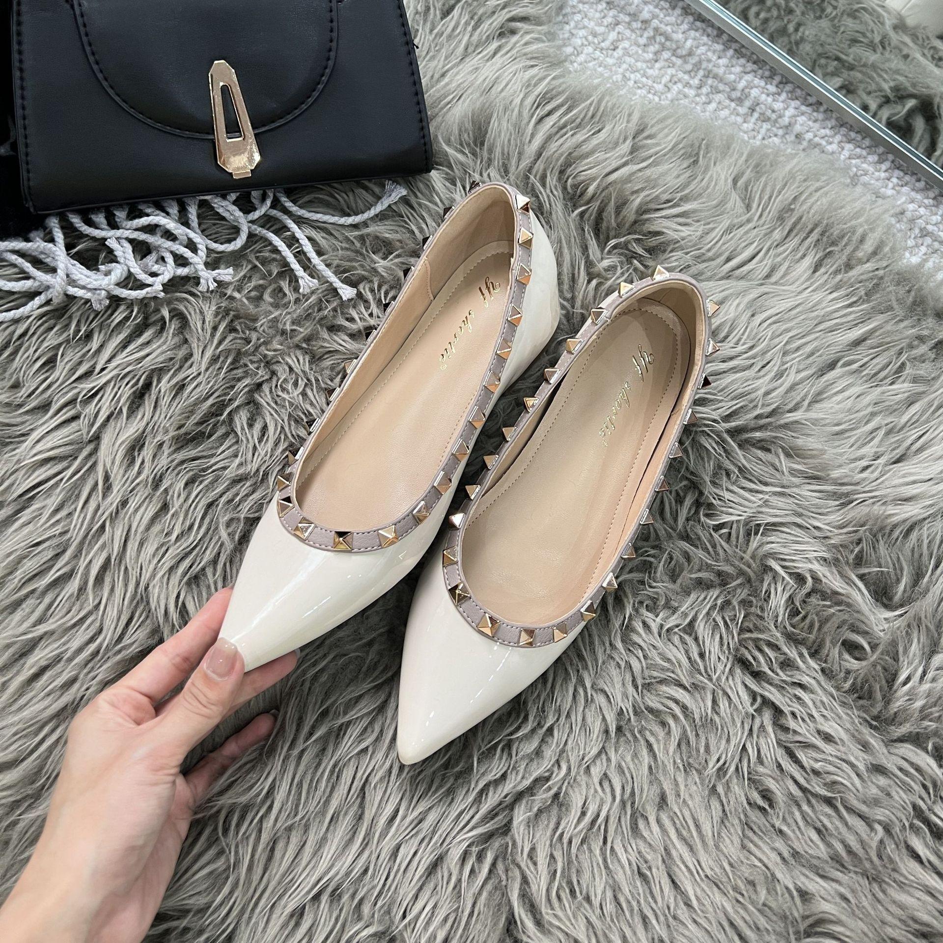 Внутреннее увеличение высоты на 5 см, заклепки, светлый горловина, телесный цвет, заостренный нос, мягкая лакированная кожа, французские темпераментные туфли, универсальные женские 40
Внутреннее увеличение высоты на 5 см, заклепки, светлый горловина, телесный цвет, заостренный нос, мягкая лакированная кожа, французские темпераментные туфли, универсальные женские 40