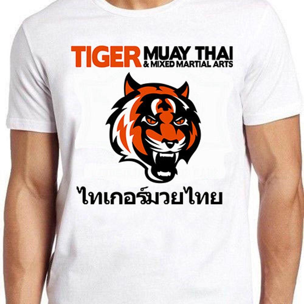 Футболка из 100% хлопка плотностью 230 г/м2, футболка с изображением тигра в стиле тайского муай-тай, футболка с изображением тайского спортивного мема, забавная футболка в стиле геймера, культового фильма, музыкальной футболки 1084 XS белый 
Футболка из 100% хлопка плотностью 230 г/м2, футболка с изображением тигра в стиле тайского муай-тай, футболка с изображением тайского спортивного мема, забавная футболка в стиле геймера, культового фильма, музыкальной футболки 1084 XS белый