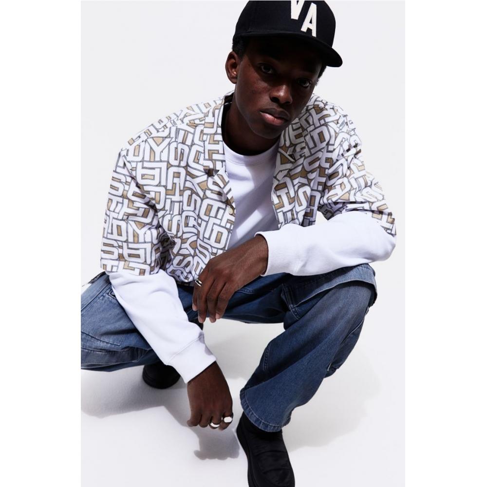 Походная рубашка оверсайз с рисунком HM бежевого цвета
Походная рубашка оверсайз с рисунком HM бежевого цвета