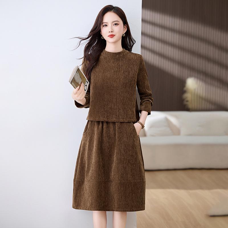 2025 Spring Women s Slimming Two-Piece Skirt Set - Round Neck Top & Half Skirt Dress XL (118-128 jin)
2025 Spring Women s Slimming Two-Piece Skirt Set - Round Neck Top & Half Skirt Dress XL (118-128 jin)